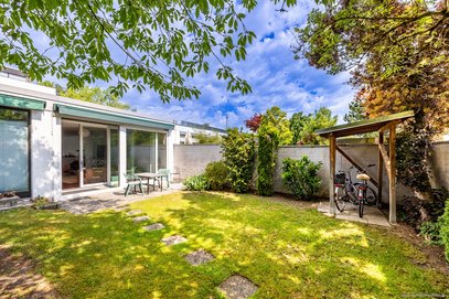 Idyllischer Wohntraum in Daglfing - fußläufig zur S-Bahn: Lichtdurchfluteter Bungalow mit wundervollem Garten, Lichthof &amp; Hobbybereich im Untergeschoss.