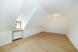 Im Zentrum von Ismaning! Büroraum im Dachgeschoss in idyllischer Lage direkt am Schlosspark.