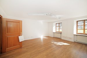 Im Zentrum von Ismaning! Büroraum im Erdgeschoss in idyllischer Lage direkt am Schlosspark.