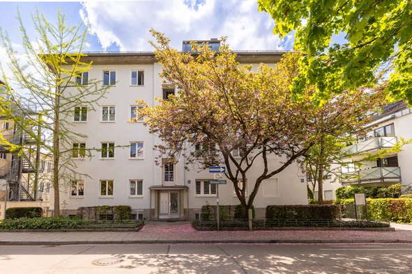 Investieren mit Perspektive in Laim: Zwei aufgeteilte, gepflegte MFH - 14 Einheiten, 23 TG-Stellpl.
