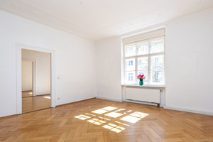 Jugendstil in Alt-Sendling. Denkmalgeschützte 3-Zi.-Altbauwhg. im Originalzustand mit großem Balkon.