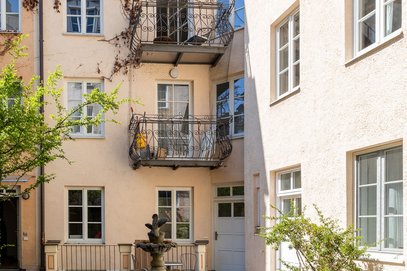 Jugendstiljuwel in Bestlage Maxvorstadt: 4-Zi.-Maisonettewhg. (RGB im DG) mit Balkon &amp; Dachterrasse.