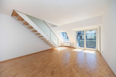Lichtdurchflutete 3-Zimmer-Dachgeschosswohnung (BJ 1997) im Maisonettestil mit Terrasse in Sendling!