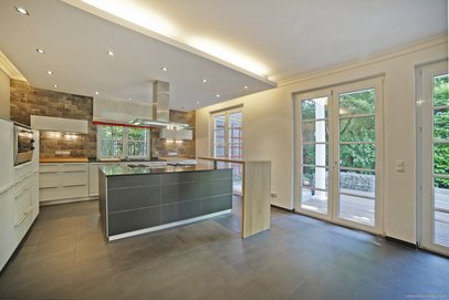 Luxuriöse Traum-Gartenwohnung! 6 Zimmer, Nahe St. Emmeram! Sofort beziehbar! Kamin uvm.