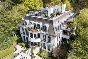 Luxuriöses 4-Zimmer Maisonette-Penthouse am Herzogpark mit weitläufiger Dachterrasse, zwei Balkonen &amp; zwei Tiefgaragenstellplätzen.