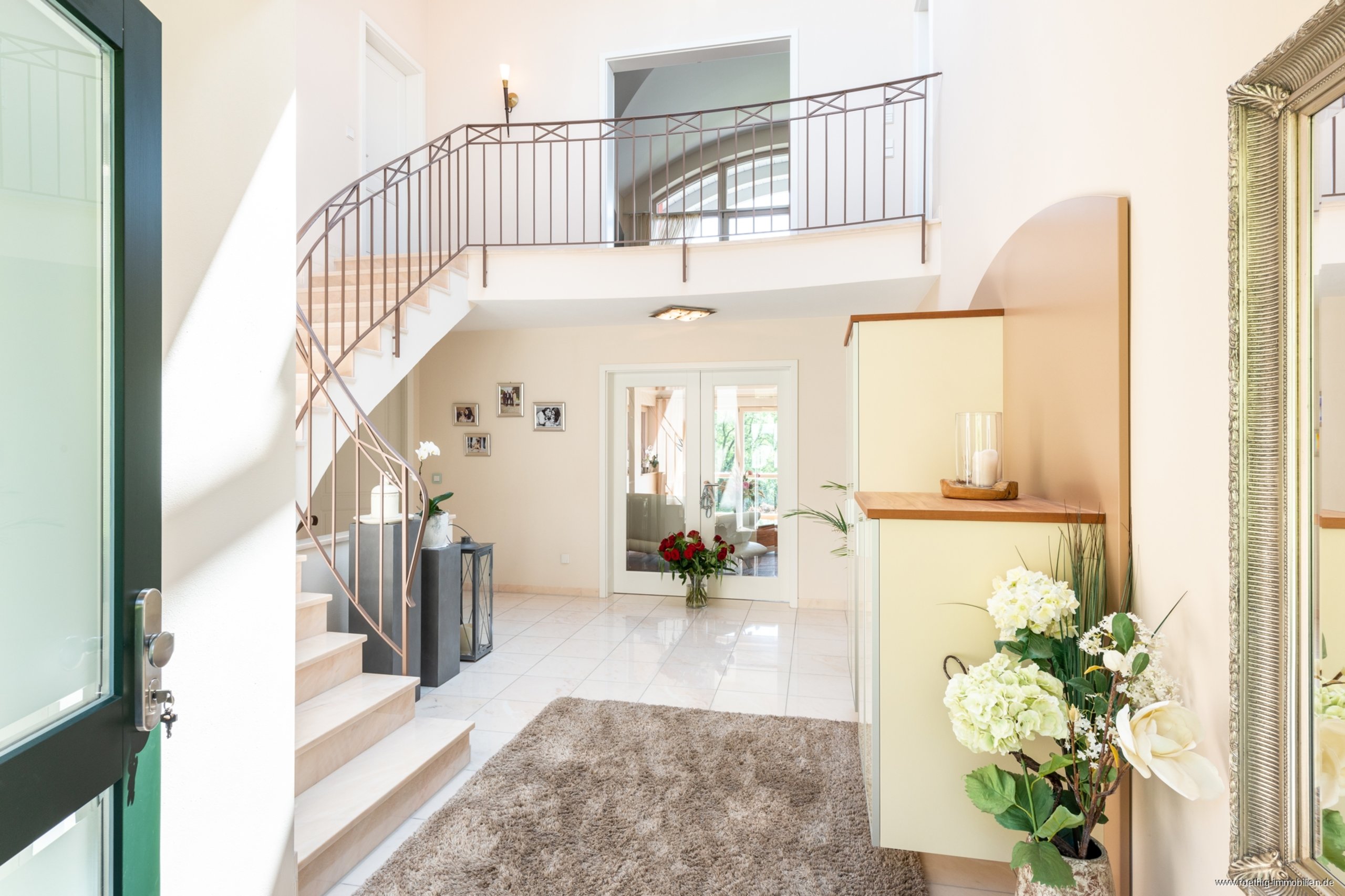 ALLES WAS DAS HERZ BEGEHRT! LuxusVilla mit Seeblick auf prachtvollem