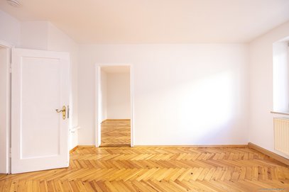 Maxvorstadt am Josephsplatz: Helle 3-Zi.-Whg. mit originalem Parkett und Ausrichtung zum Innenhof.