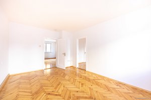 Maxvorstadt am Josephsplatz: Helle 3-Zi.-Whg. mit originalem Parkett und Ausrichtung zum Innenhof.