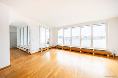 Maxvorstadt: Helle, ruhige 4-Zimmer-Dachgeschosswohnung mit Dachterrasse, Lift, Speicherabteil &amp; TG.