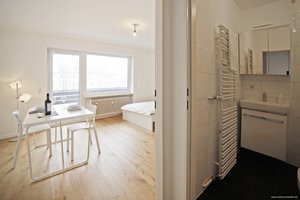 Maxvorstadt! Ruhiges 1-Zimmer-Appartement im 4. OG mit Lift. Top renoviert, möbliert, Balkon und TG!