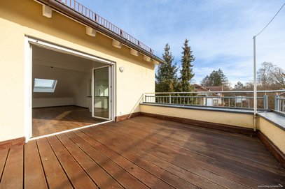 Moderne 2-Zimmer-Dachgeschosswohnung (BJ 2013) mit großzügiger Dachterrasse im grünen Trudering!