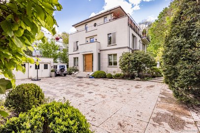 Moderne luxuriöse Villa im Herzogpark. Mit Einliegerwohnung.