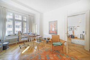 München-Au! Ruhig gelegenes Büro bzw. Praxis mit 4 Zimmern in historischem Altbau mit Balkon!