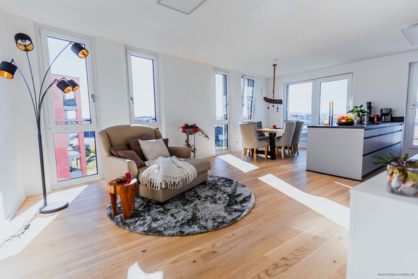 Neubau: Exklusive 4-Zimmer-Penthouse-Wohnung mit Dachterrasse, zwei Bädern & TG-Stellplatz in Aubing