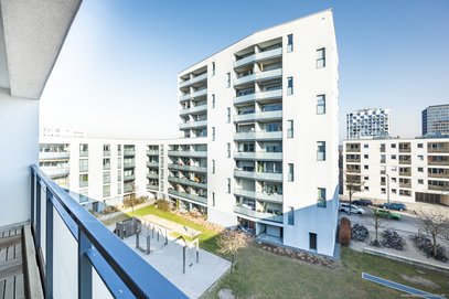Neuhausen - Hirschgarten. Moderne 3-Zi.-DG-Whg. mit großem Balkon & TG zum grünen Innenhof gelegen.