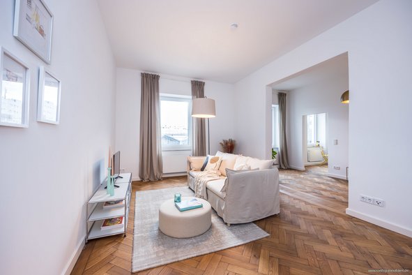 Neuhausen-Westend. Denkmalgeschützte, sanierte 3,5-Zi.-Altbauwohnung mit original Fischgrätparkett.