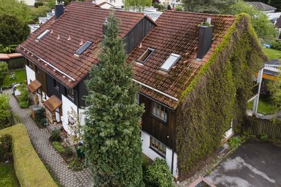 Neuried - Im Grünen, nah an der Stadt! Idyllisches Reihenendhaus mit ruhigem Süd/Westgarten & Garage.