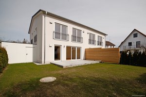 Neuwertige Doppelhaushälfte (BJ 2023) über 2 Etagen zzgl. UG mit großem Privatgarten und Hobbyraum!