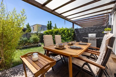 Poing: grün & idyllisch! RMH (KfW 70) mit ca. 27 m² Dachterrasse, Privatgarten & zwei Stellplätzen.