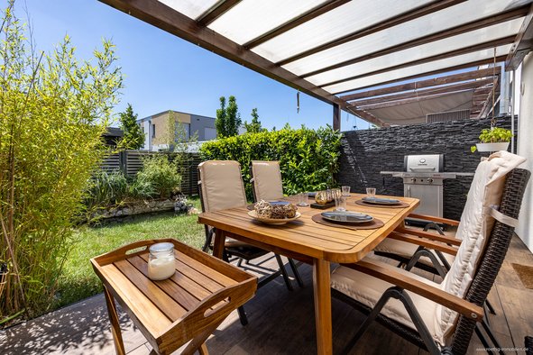 Poing: grün & idyllisch! RMH (KfW 70) mit ca. 27 m² Dachterrasse, Privatgarten & zwei Stellplätzen.