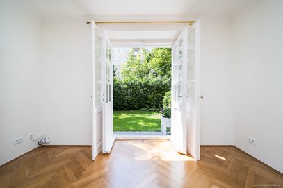 Privatgarten mitten in Schwabing! Renovierte, ruhig gelegene 3,5-Zimmer-Altbauwohnung.