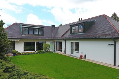 Rarität! Bogenhausen, großzügige, elegante Villa mit großem Garten, Pool, Einliegerwohnung im OG, 3 Garagen!
