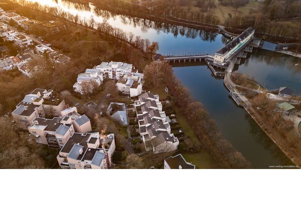 Rarität im Herzogpark: 1. Reihe am Isarkanal. Großzügiges Townhouse mit Kamin, Dachterrasse &amp; 2 TG.