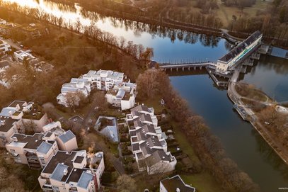 Rarität im Herzogpark: 1. Reihe am Isarkanal. Großzügiges Townhouse mit Kamin, Dachterrasse &amp; 2 TG.