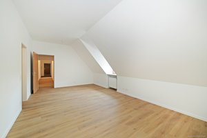 Renovierte Bürofläche im DG mit 4 Zimmern in idyllischer Lage direkt am Schlosspark in Ismaning!