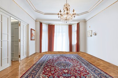 Schwabing! Denkmalgeschützte 6-Zimmer-Altbauwohnung mit 2 Balkonen direkt am Englischen Garten.