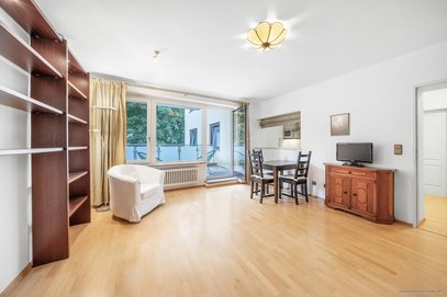 Ruhig Lage nahe BMW - Apartment mit großem Balkon, separater Küche und Duplexstellplatz.