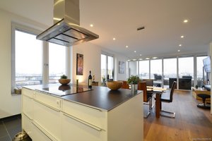 Schwabing; 6-Zimmer-Luxuswohnung in Toplage mit Traumblick, 213qm, 6 Zimmer, zwei Balkone & Garage