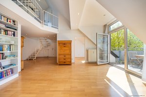 Schwabing – direkt am Hohenzollernplatz: Traumhafte 4-Zimmer-Maisonettewohnung im Dachgeschoss mit Balkon zum Innenhof, Lift &amp; Tiefgarageneinzelstellplatz!