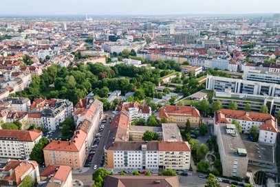 Schwabing/Maxvorstadt: Großzügige 2,5-Zi.-Wohnung mit schöner Wohnküche &amp; ruhigen Balkon zum Innenhof.