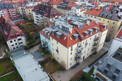 Schwanthalerhöhe - ruhige 3-Zimmer-Altbauwohnung mit Balkon, Kaminofen und Wohnküche, WG geeignet!