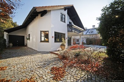 Sonniges Einfamilienhaus in bester Wohnlage Riemerlings mit uneinsehbarem Garten und Garage