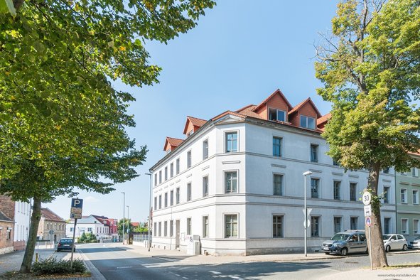 Staßfurt: Gepflegtes Mehrfamilienhaus mit 12 Wohneinheiten + 9 Stellplätzen. Ideales Anlageobjekt!