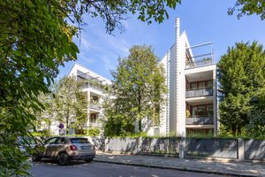 Toplage in Moosach! Helle 2/3-Zi.-Maisonette-Wohnung mit ca. 107 m² Garten & Tiefgaragenstellplatz.