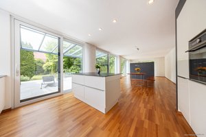 Traumhafte Wohnoase nahe Freising - Exklusives Villenanwesen mit Einliegerwohnung und Baugrundstück