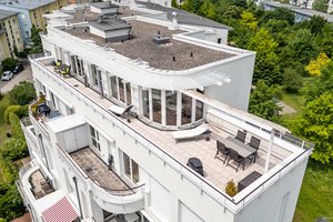 Trudering am Landschaftsschutzgebiet. Helle 4-Z.-Penthousewhg mit Liftlanding, Dachterrasse, zwei TG