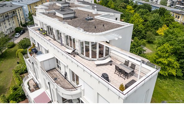 Trudering am Landschaftsschutzgebiet. Helle 4-Z.-Penthousewhg mit Liftlanding, Dachterrasse, zwei TG