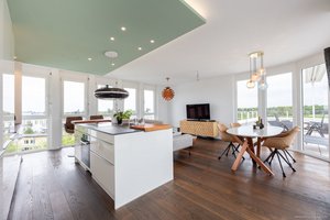 Trudering am Landschaftsschutzgebiet. Loft ähnliche 4-Zimmer-Penthousewohnung mit Liftlanding, Dachterrasse, zwei Tiefgarageneinzelstellplätzen.