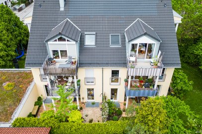 Trudering (BJ 2007) - Helle 3-Zimmer-Maisonettewohnung im Erdgeschoss mit traumhaftem Garten und Hobbyraum im UG.