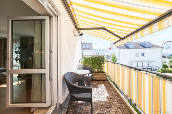Trudering: Helle, ruhige 3/4-Zimmer-Maisonettewohnung mit Balkon und TG-Stellplatz im Erbbaurecht.