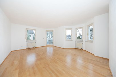 Verkauft im Bieterverfahren - Trudering: Lichtverwöhnte, ruhige 2-Zi.-Whg mit großem Wohnbereich, Süd-/Westbalkon &amp; Stellplatz.