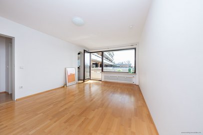 Unmittelbar am Schlosspark in Ismaning! Großzügige 1-Zimmer-Wohnung im 3. OG mit Aufzug, Kellerabteil &amp; TG.