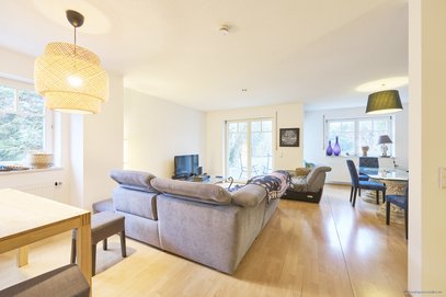 Viel Platz für die ganze Familie. Großzügige DHH in Riemerling mit großem Garten und Garage.