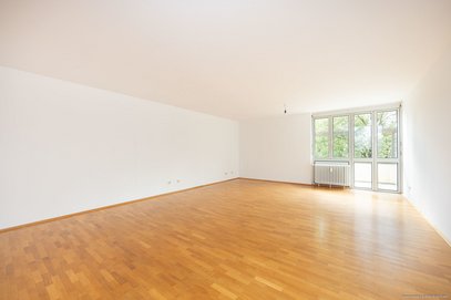 Viel Potenzial in Bogenhausen! Helle 3/4-Zi.-Whg. mit ausbaufähigem Dachgeschoss (ca. 120 m² Grundfläche) sowie Hobbyraum &amp; zwei TG-Stellplätzen.
