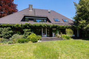 Vor den Toren Münchens: Romantische Walmdachvilla mit Einliegerwohnung, Parkgarten &amp; Waldstück.