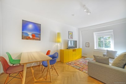 Wohnen direkt am Olympiapark! Stilvoll möblierte 2-Zimmer Altbauwohnung in Schwabing-West.